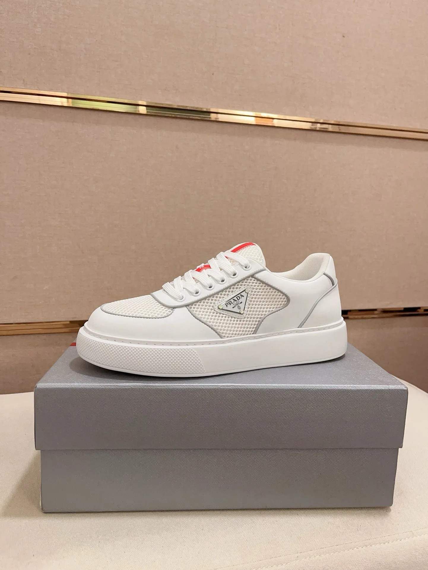 Men's shoes 💰 580💰 ✔️✔️✔️High-quality new PRADA counters are launched at the same time. The new men's shoes and 😘fabrics are selected from first-layer cowhide and are made by pure handicrafts. Lining: Full cowhide lining. 👍🏿 High-end ☄️ air-cushion molded anti-slip rubber outsole, exquisite lines, simple and elegant, comfortable and high-end for leisure travel. Code number: 38 to 44 (45 can be customized)